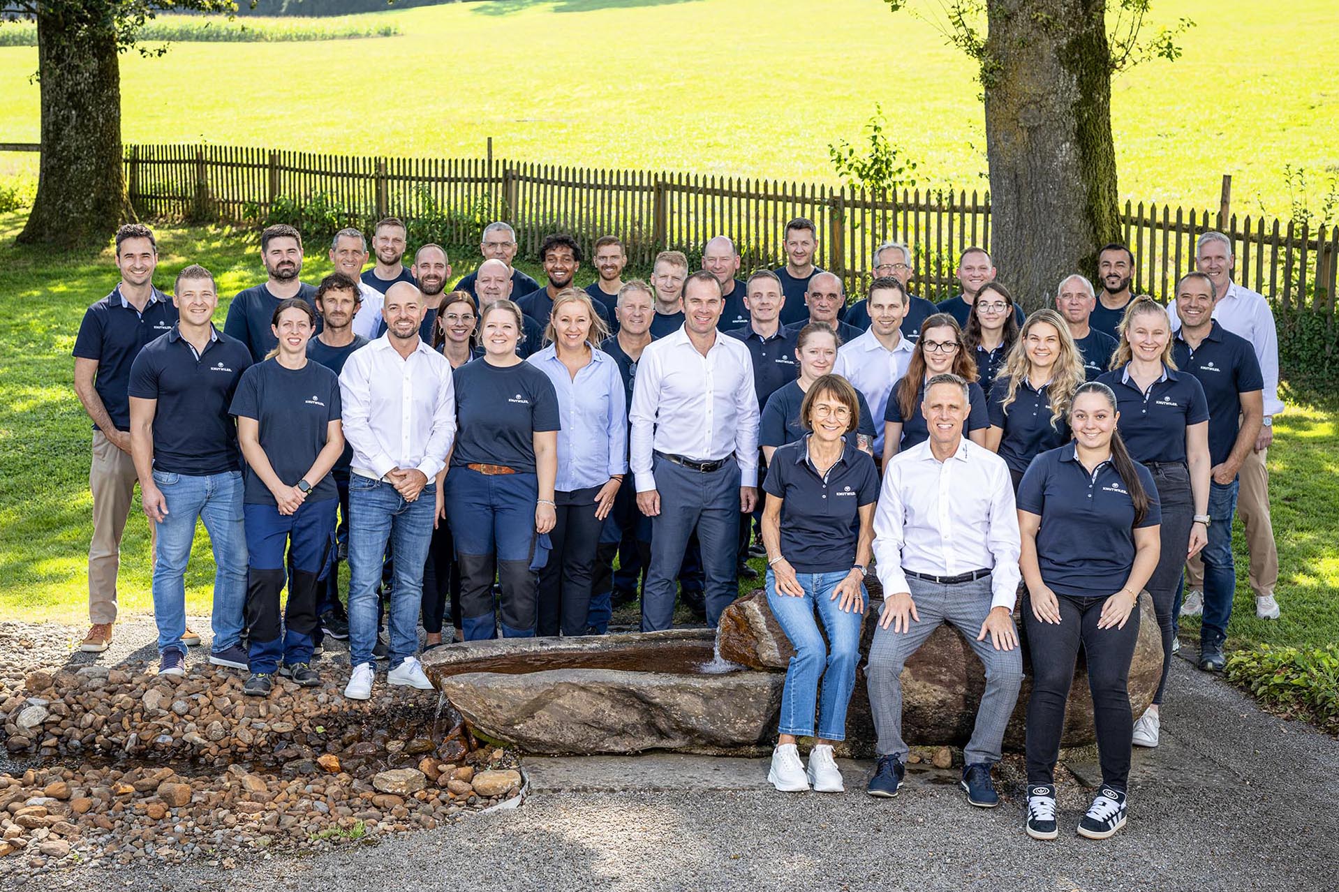 KNUTWIL/LU, 30. AUGUST 2024 - MINERALQUELLE BAD KNUTWIL AG MITARBEITERINNEN: Portraits Geschaeftsleitung, Teamfotos Logistik und ganzes Team Mineralquelle Bad Knutwil AG, fotografiert im Quellpark. ths/Photo by: THOMI STUDHALTER
