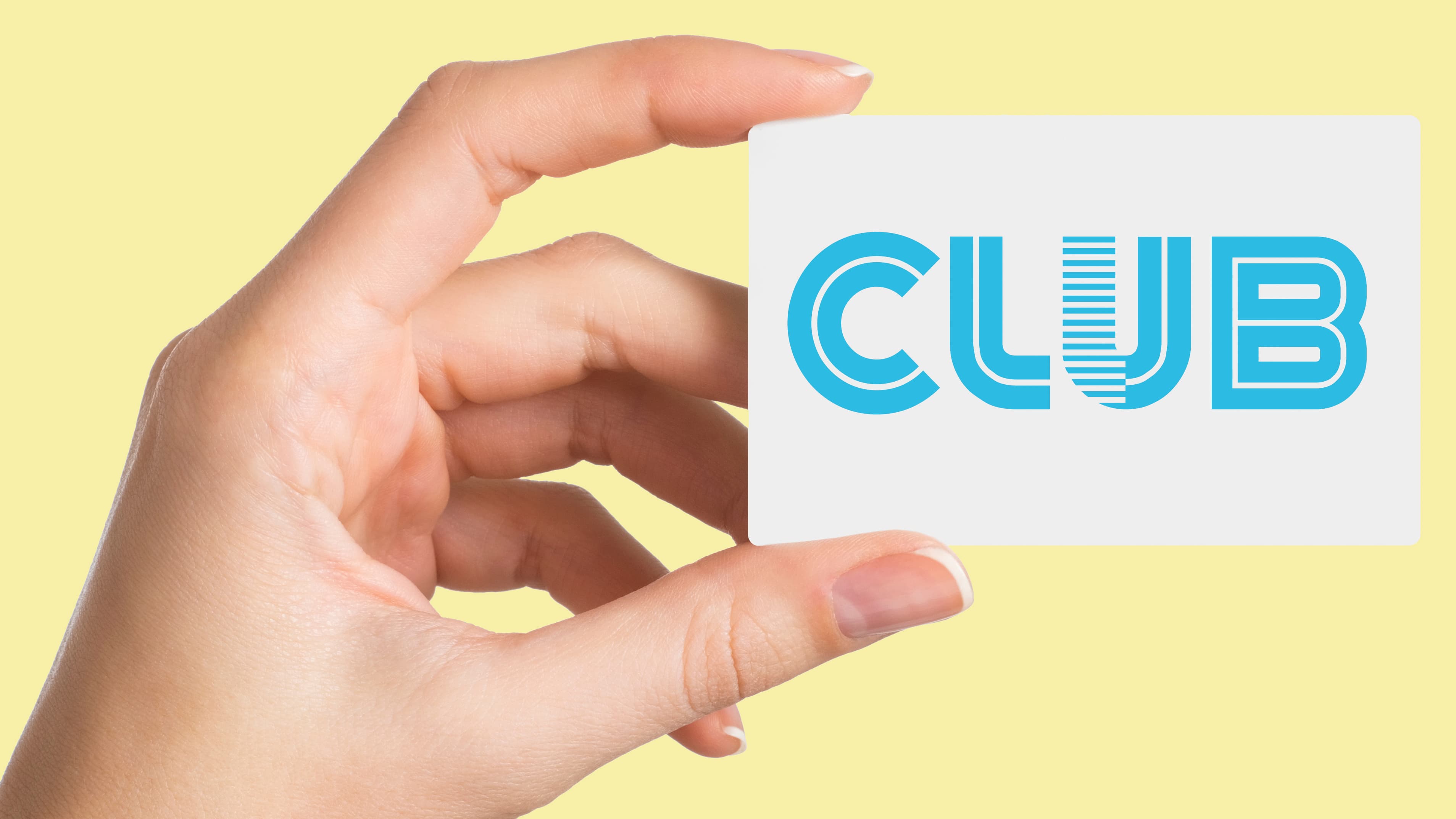 Eine Hand hält eine weiße Karte mit dem blauen Schriftzug "CLUB" auf einem gelben Hintergrund. Das Logo erinnert an das Luga-Design.