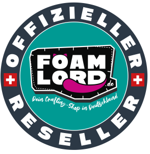 Kreisförmige Plakette mit dem Text "OFFIZIELLER RESELLER" am Rand und roten Pluszeichen. In der Mitte steht "FOAMLORD.de" auf einem schwarzen Etikett, darunter "Dein Crafting-Shop in Deutschland" auf tealem Hintergrund.