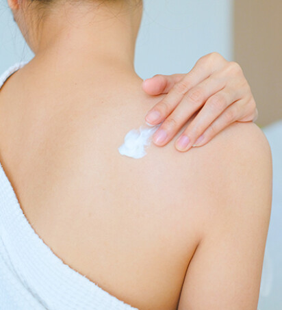 Bodylotion am Rücken auftragen