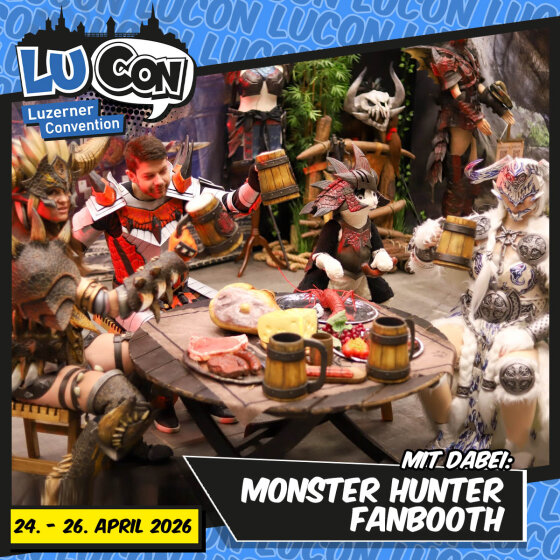 Eine Gruppe von Personen in detailgetreuen Monster Hunter-Kostümen sitzt um einen Holztisch mit Essensrequisiten und hebt in festlicher Atmosphäre Becher an der Luzerner Convention, wobei die Veranstaltungsdetails unten angezeigt werden.