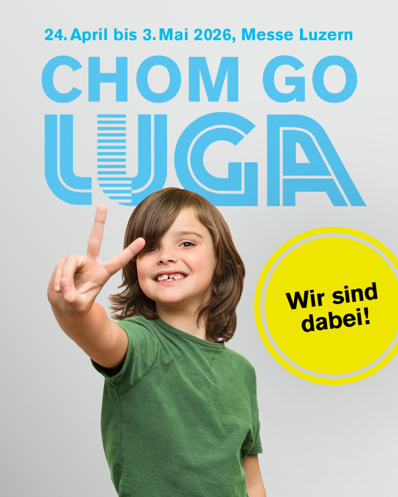 Ein lächelndes Kind in einem grünen Hemd macht ein Friedenszeichen. Der blaue Text darüber lautet 24. April bis 3. Mai 2026, Messe Luzern und CHOM GO LUGA. In einem gelben Kreis steht Wir sind dabei! auf grauem Hintergrund.