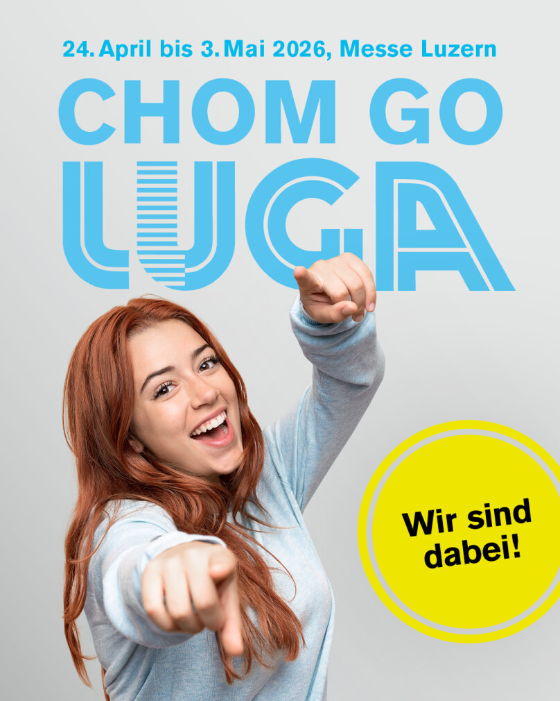 Eine lächelnde junge Frau mit langen roten Haaren zeigt aufgeregt in die Kamera. Der Text darüber lautet "CHOM GO LUGA", mit Veranstaltungshinweisen und einem gelben Kreis mit der Aufschrift "Wir sind dabei!.