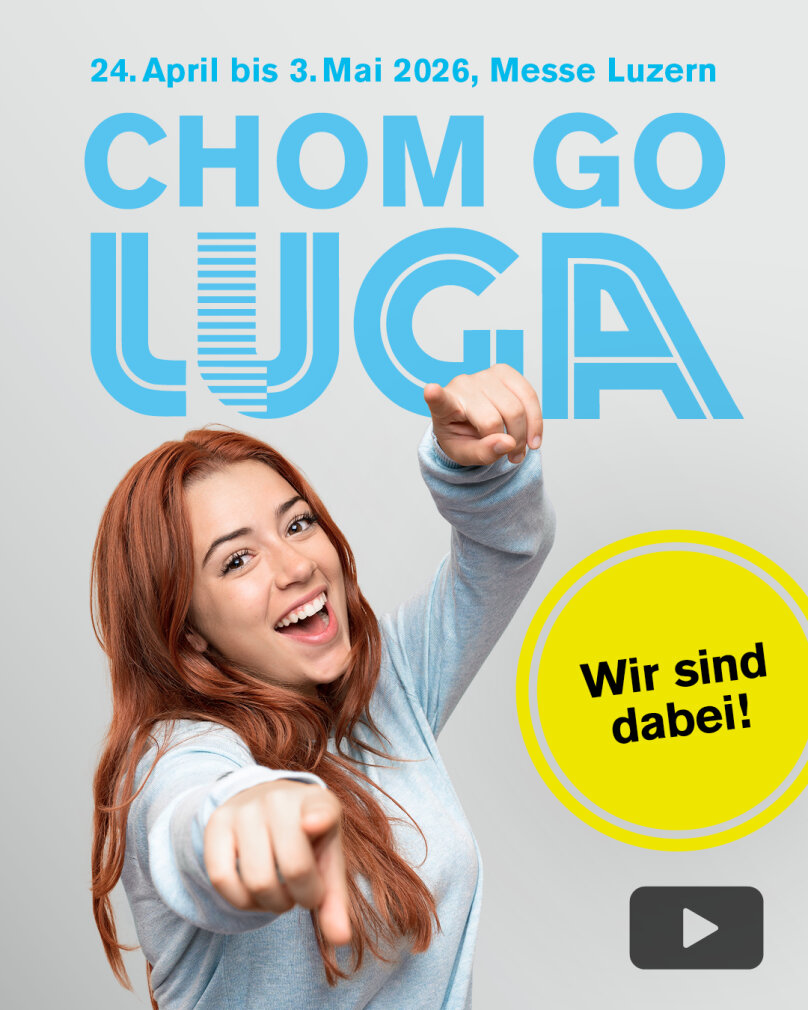 Eine lächelnde junge Frau mit langen roten Haaren zeigt auf die Kamera. Über ihr steht ein fetter blauer Text: CHOM GO LUGA. Außerdem sind Veranstaltungshinweise und ein gelber Kreis mit Wir sind dabei! zu sehen.