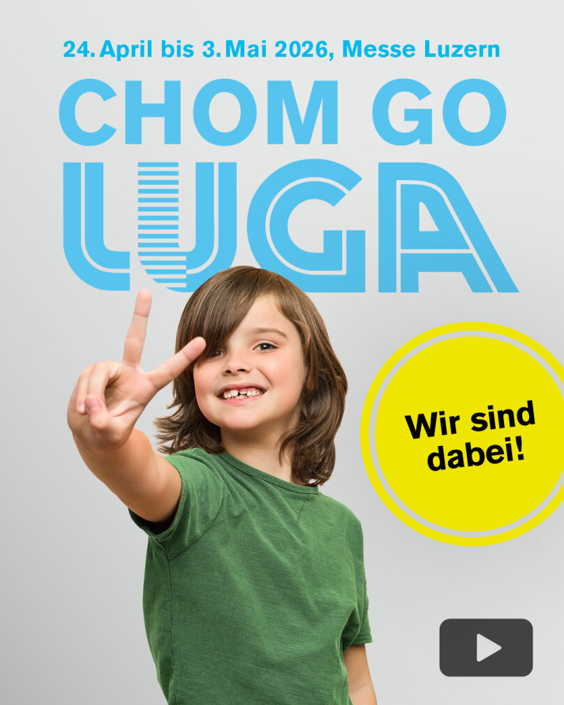 Ein lächelndes Kind in einem grünen Hemd zeigt ein Friedenszeichen. Der blaue Text lautet CHOM GO LUGA, darüber die Veranstaltungshinweise: 24. April bis 3. Mai 2026, Messe Luzern. In einem gelben Kreis steht Wir sind dabei! mit einem Play-Button-Symbol darunter.
