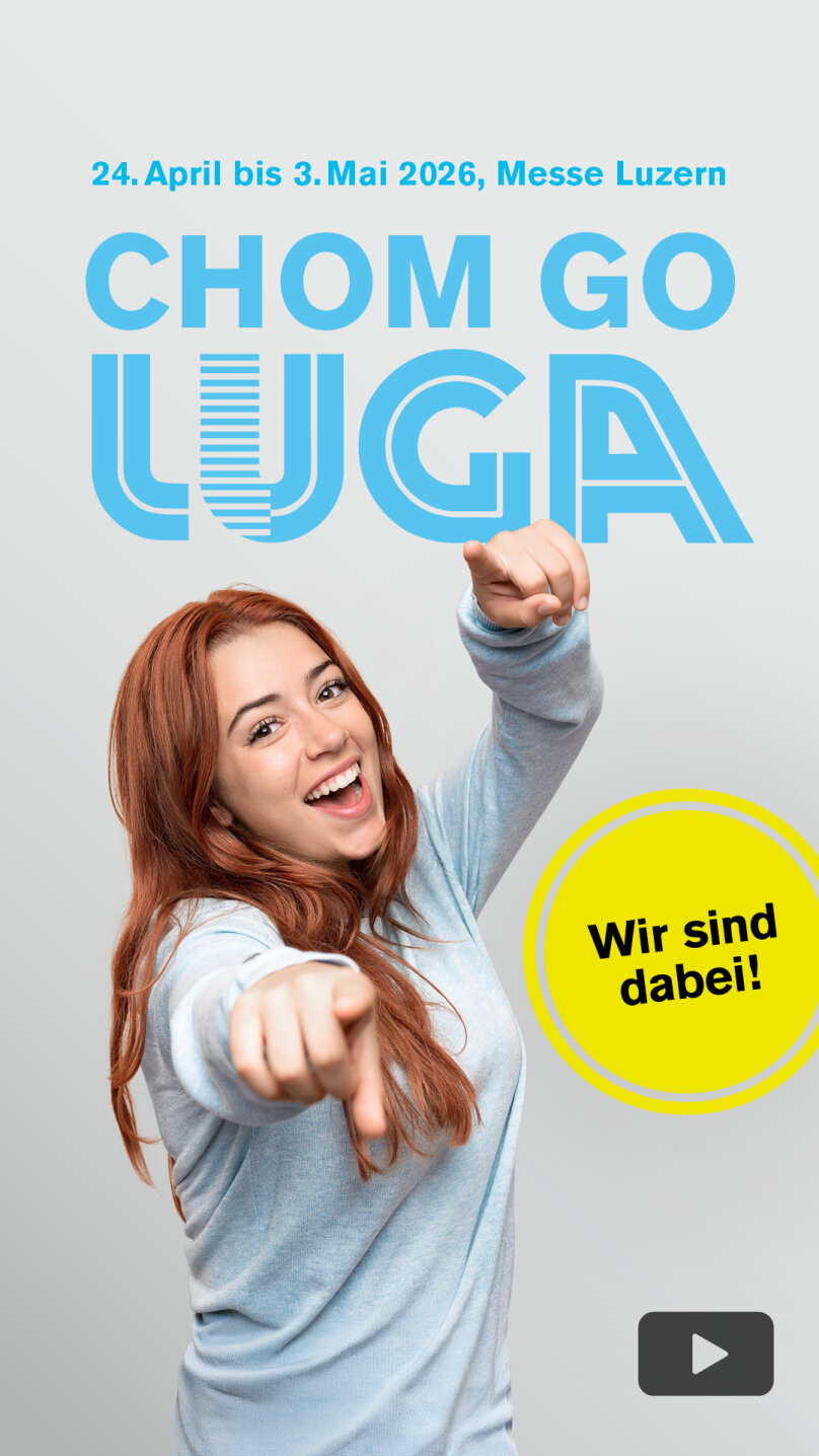 Eine lächelnde junge Frau mit langen roten Haaren zeigt auf die Kamera. Über ihr steht ein fetter blauer Text: CHOM GO LUGA. Außerdem sind Veranstaltungshinweise und ein gelber Kreis mit Wir sind dabei! zu sehen.