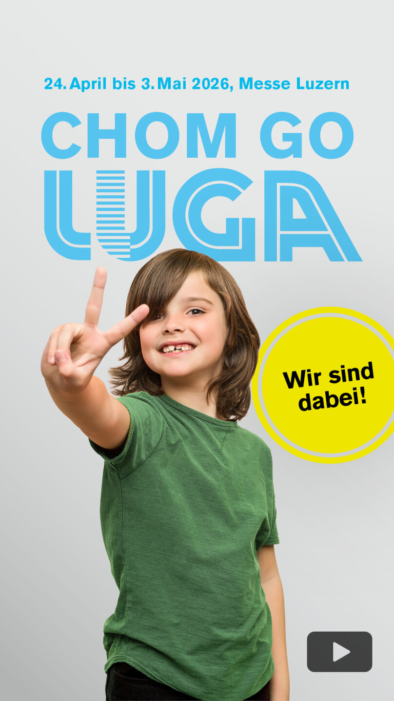 Ein lächelndes Kind in einem grünen Hemd zeigt ein Friedenszeichen. Der blaue Text lautet CHOM GO LUGA, darüber die Veranstaltungshinweise: 24. April bis 3. Mai 2026, Messe Luzern. In einem gelben Kreis steht Wir sind dabei! mit einem Play-Button-Symbol darunter.
