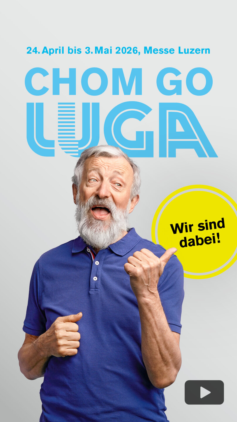 Ein älterer Mann mit grauem Bart in einem blauen Polohemd zeigt auf ihn und lächelt. Der blaue Text lautet CHOM GO LUGA, darüber stehen Veranstaltungsdaten und -ort. In einem gelben Kreis steht "Wir sind dabei!" und unten rechts befindet sich ein Play-Button-Symbol.