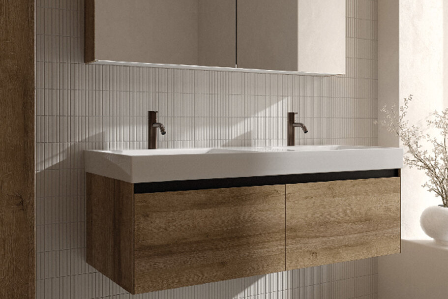 Ein modernes Badezimmer mit einem an der Wand montierten hölzernen Waschtisch mit zwei Waschbecken und schwarzen Armaturen, einem großen Spiegelschrank darüber und hell gefliesten Wänden. Auf der rechten Seite steht eine Vase mit Trockenblumen.