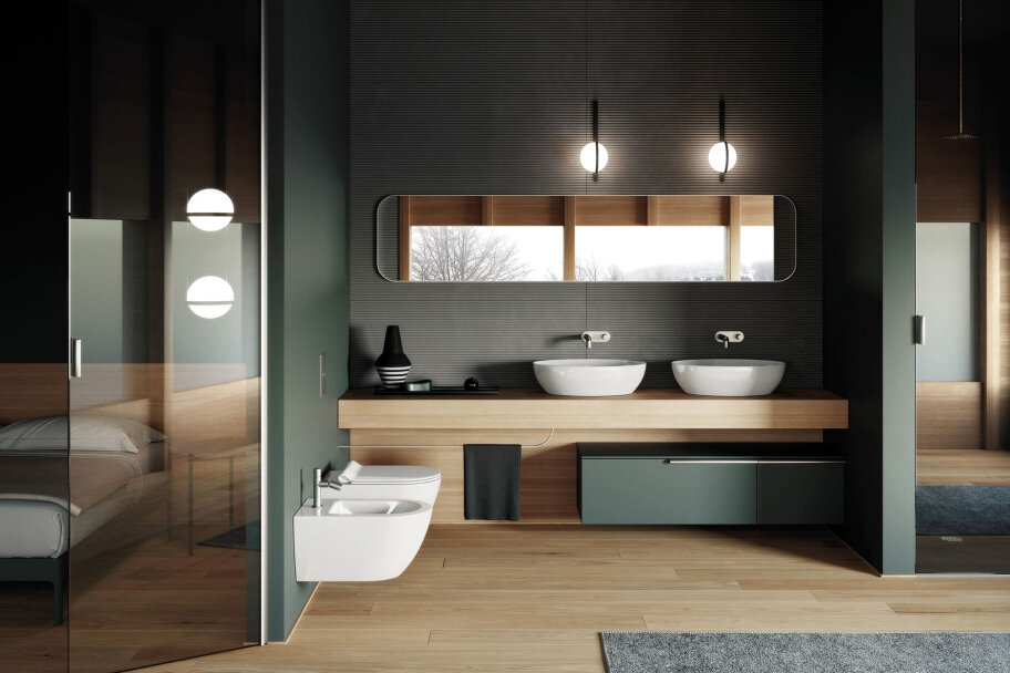 Modernes Badezimmer mit Doppelwaschbecken, Wandspiegeln, Hängelampen und Holzakzenten. Es gibt ein Bidet und eine Toilette auf der linken Seite, ein großes Fenster mit Spiegelung und ein angrenzendes Schlafzimmer, das durch Glastüren sichtbar ist.