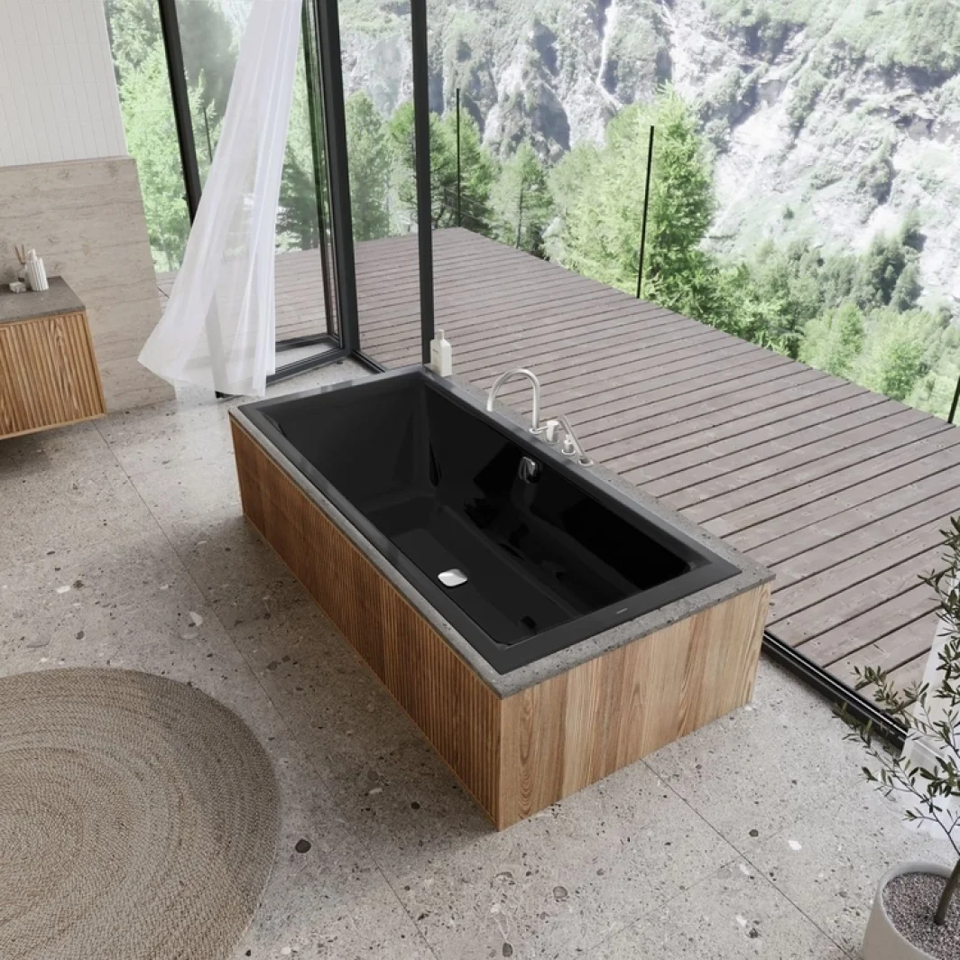 Modernes Badezimmer mit einer schwarzen, rechteckigen Badewanne, großen Fenstern und einer Terrasse mit Blick auf einen bewaldeten Berg. Das Licht strömt durch hauchdünne Vorhänge herein und schafft eine ruhige, natürliche Atmosphäre.