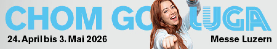 Eine lächelnde junge Frau zeigt auf die Kamera vor einer großen blauen Schrift mit der Aufschrift CHOM GOLUGA. Darunter steht der Text 24. April bis 3. Mai 2026 und Messe Luzern auf einem hellen Hintergrund.