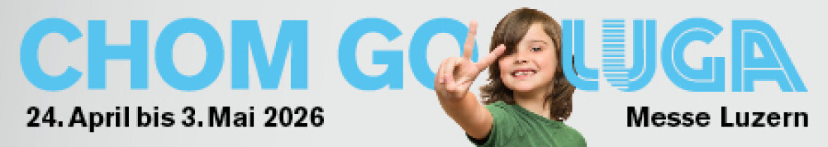 Ein lächelndes Kind gibt ein Friedenszeichen vor dem fettgedruckten blauen Text CHOM GO LUGA und Veranstaltungshinweisen: 24. April bis 3. Mai 2026, Messe Luzern auf hellem Hintergrund.