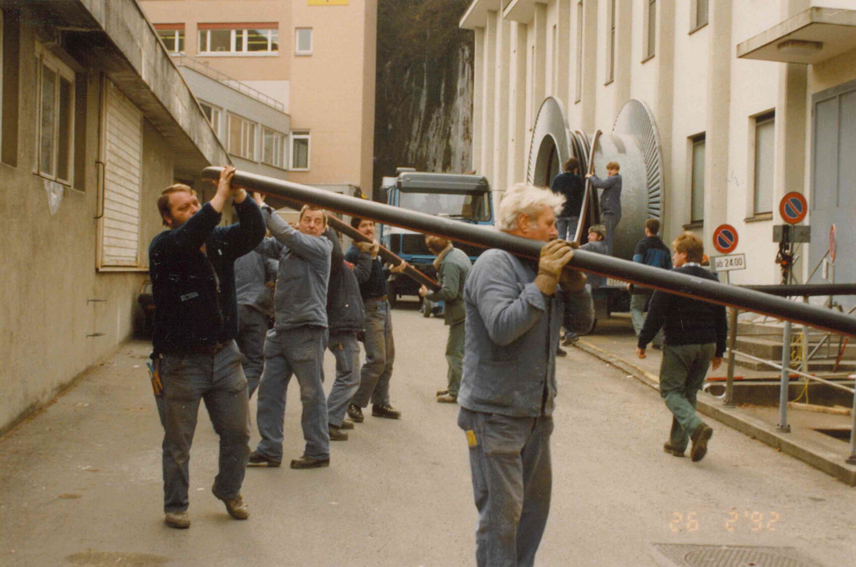 1992: Die Equipe von Richard Marfurt bei einem Kabeleinzug im Leitungskanal Fluhgrund