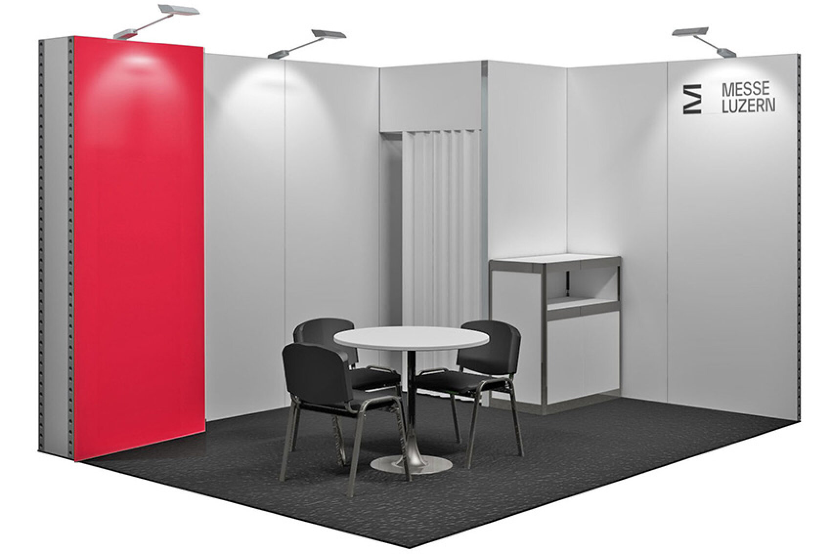 Ein minimalistischer Messestand mit weissen Wänden, einer roten Akzentwand, einem runden weissen Tisch, umgeben von vier schwarzen Stühlen, einer Theke mit Regalen und dem Logo der Messe Luzern an der oberen rechten Wand.