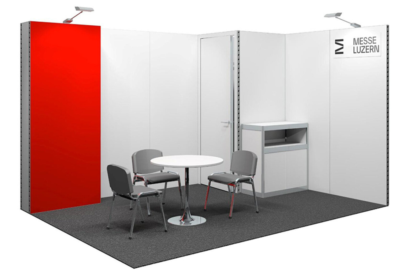 Ein minimalistischer Messestand mit weißen Wänden, einer leuchtend roten Akzenttafel, einem runden Tisch mit drei grauen Stühlen, einem weißen Schrank und zwei Oberlichtern. An der Wand prangt das Logo der Messe Luzern.